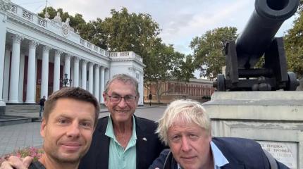 Борис Джонсон бродит по Одессе у русских памятников