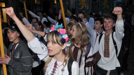 Игра с огнем: Украина воспитывает новое поколение националистов Игра с огнем: Украина воспитывает новое поколение националистов