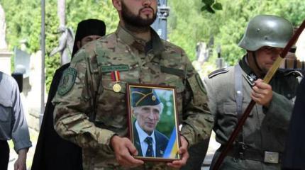 «Херой» Украины похоронен со всеми нацистскими почестями «Херой» Украины похоронен со всеми нацистскими почестями