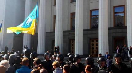 Митингующие заперли депутатов в Раде и требуют повиновения Митингующие заперли депутатов в Раде и требуют повиновения