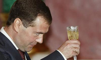 Медведев поддержал: выпивать можно будет только с 21 года Медведев поддержал: выпивать можно будет только с 21 года