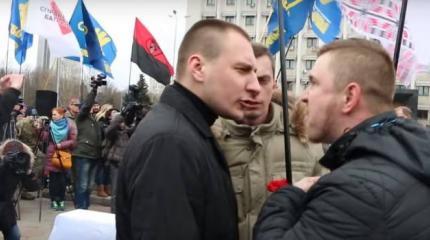 В Одессе на траурном мероприятии националисты подрались из-за русского языка В Одессе на траурном мероприятии националисты подрались из-за русского языка