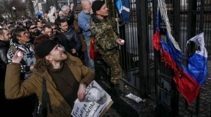 Радикалы "поздравили" посольство РФ в Киеве, "поздравят" и представительство ЕС Радикалы "поздравили" посольство РФ в Киеве, "поздравят" и представительство ЕС