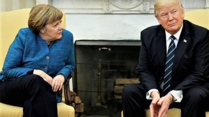 Трамп отказался пожать руку Меркель Трамп отказался пожать руку Меркель