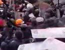 В Киеве начались столкновения протестующих с милицией В Киеве начались столкновения протестующих с милицией