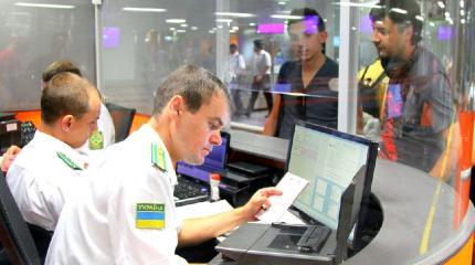 Украинцев начали массово снимать с рейсов в ЕС Украинцев начали массово снимать с рейсов в ЕС