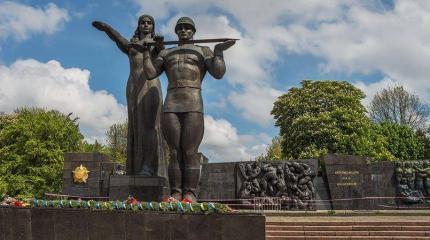 Весеннее обострение: Польша, Прибалтика и Украина снова воюют с советскими