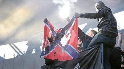 В Харькове составили протокол на бойца АТО за сожжение флага Новоророссии В Харькове составили протокол на бойца АТО за сожжение флага Новоророссии
