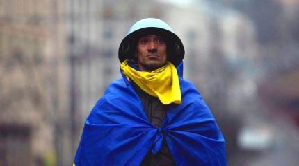 Скупают консервы и расчищают бомбоубежища: как изменилась жизнь украинцев