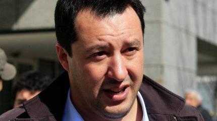 Лидер итальянской "Лиги Севера" пришел в ЕП в футболке с Путиным