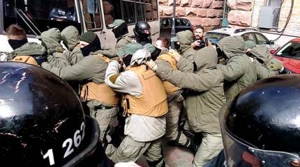 Киевские власти попались на лжи: видео эвакуации охраны мэрии Киевские власти попались на лжи: видео эвакуации охраны мэрии