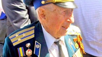 100-летний ветеран «взбесил» украинцев тем, что давил бандеровскую мразь 100-летний ветеран «взбесил» украинцев тем, что давил бандеровскую мразь