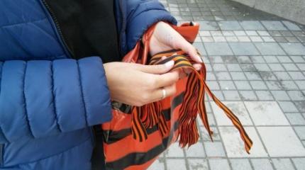 Полиция Киева изымает у пенсионеров "георгиевские ленты" Полиция Киева изымает у пенсионеров "георгиевские ленты"