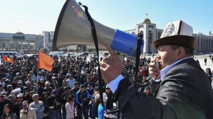 В Киргизии замученные кризисом люди хотят сменить правительство В Киргизии замученные кризисом люди хотят сменить правительство