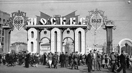 Как Ельцин у Сталина праздник перенял Как Ельцин у Сталина праздник перенял