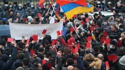Митингующие в Ереване в очередной раз призвали Пашиняна уйти Митингующие в Ереване в очередной раз призвали Пашиняна уйти