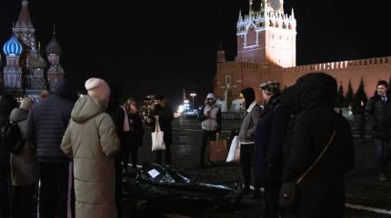 На Красной площади задержаны участники антиправительственной акции в мешках На Красной площади задержаны участники антиправительственной акции в мешках