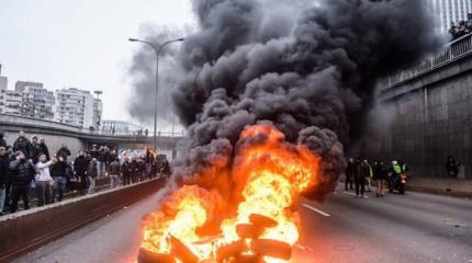 Беспорядки в Париже: полицейских закидывают камнями и палками