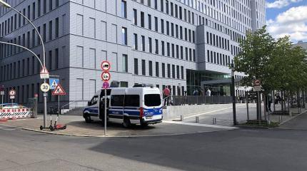 Навального привезли в Берлин и охраняют официально как "гостя канцлера"