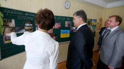 В Сети показали для чего Порошенко «люстрировал» Лермонтова и Достоевского В Сети показали для чего Порошенко «люстрировал» Лермонтова и Достоевского