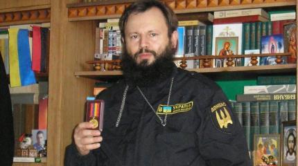 Капеллан батальона "Донбасс" проклял Порошенко Капеллан батальона "Донбасс" проклял Порошенко