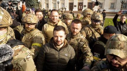 Почему не стреляли? Зеленский безнаказанно приехал в русский Херсон Почему не стреляли? Зеленский безнаказанно приехал в русский Херсон