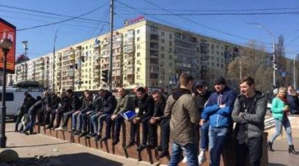 В Киеве несколько десятков человек пикетируют здание ЦИК В Киеве несколько десятков человек пикетируют здание ЦИК