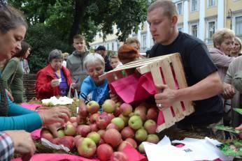 Между Россией и ЕС застряли молдавские яблоки Между Россией и ЕС застряли молдавские яблоки