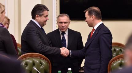 Ляшко передал Зигмару Габриелю план по урегулированию ситуации на Украине Ляшко передал Зигмару Габриелю план по урегулированию ситуации на Украине