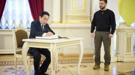 США заставили премьера Японии примчаться утешать Зеленского из-за Китая США заставили премьера Японии примчаться утешать Зеленского из-за Китая
