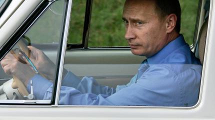 Путин молодым "лихачил" на "Запорожце", который выиграла в лотерею его мать