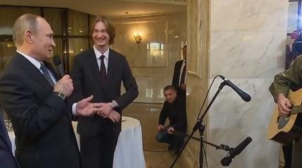 Путин допел за волнующегося студента МГУ песню про космос Путин допел за волнующегося студента МГУ песню про космос