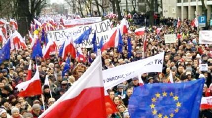 За протестами в Польше видится интерес внешних политических сил За протестами в Польше видится интерес внешних политических сил