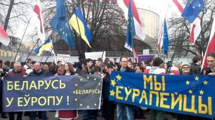 Белорусская оппозиция рвётся облизнуть кость, брошенную Украине Европой Белорусская оппозиция рвётся облизнуть кость, брошенную Украине Европой