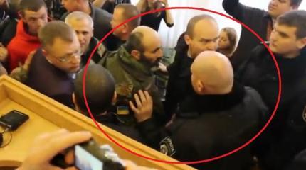 Цирк дураков: украинские депутаты устроили драку прямо на заседании Цирк дураков: украинские депутаты устроили драку прямо на заседании