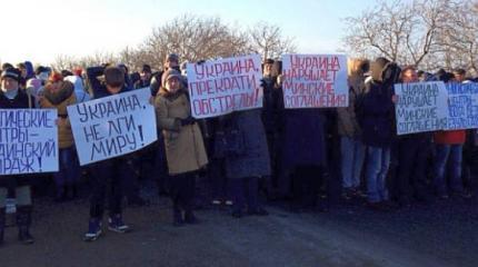 Жители Донбасса требуют, чтобы киевская хунта убиралась вон Жители Донбасса требуют, чтобы киевская хунта убиралась вон