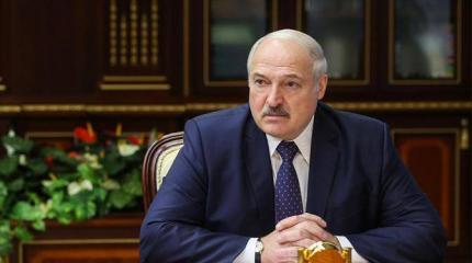 Лукашенко с трудом удержал власть в Минске, теперь даёт советы России