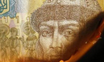 Украину от дефолта спасает война