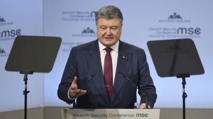 Порошенко потребовал запретить российский флаг по всему миру Порошенко потребовал запретить российский флаг по всему миру