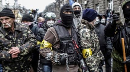 Украинские националисты забросали яйцами суд в Одессе