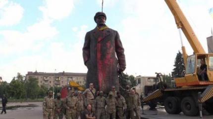 Садистская декоммунизация: украинцы продают Ленина «на органы» Садистская декоммунизация: украинцы продают Ленина «на органы»