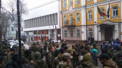 Ветераны АТО снова атаковали итальянское посольство в Киеве, защищая убийцу Ветераны АТО снова атаковали итальянское посольство в Киеве, защищая убийцу