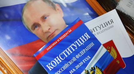 Битва за Конституцию: Путина вынуждают отречься от престола? Битва за Конституцию: Путина вынуждают отречься от престола?