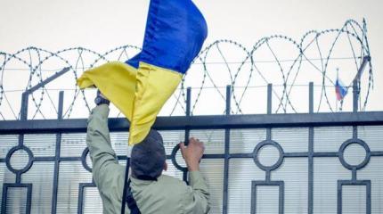 Украинский столб позора: Проси, гнида, прощения у нэньки Украинский столб позора: Проси, гнида, прощения у нэньки