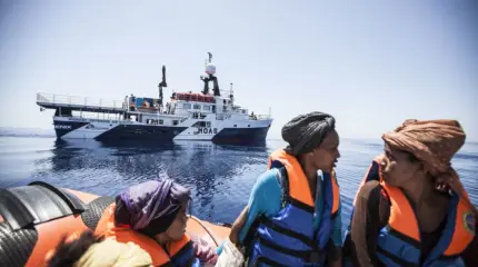 Итальянские власти за три дня вытащили из моря три тысячи беженцев Итальянские власти за три дня вытащили из моря три тысячи беженцев