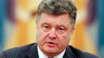 В Днепре женщина ударила Порошенко зонтом по лицу В Днепре женщина ударила Порошенко зонтом по лицу