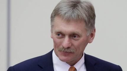 Песков: США вынуждены нянчиться с Порошенко