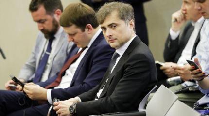 Суркова в Донбассе сменит человек с ружьём Суркова в Донбассе сменит человек с ружьём