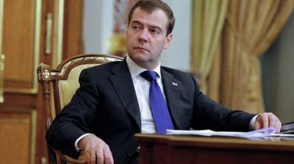 Медведев цепляется за свое кресло из последних сил Медведев цепляется за свое кресло из последних сил