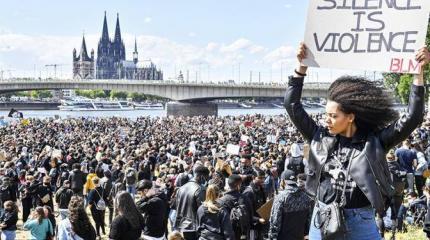Бунты в Германии: Полиция стала главным врагом всего мира Бунты в Германии: Полиция стала главным врагом всего мира